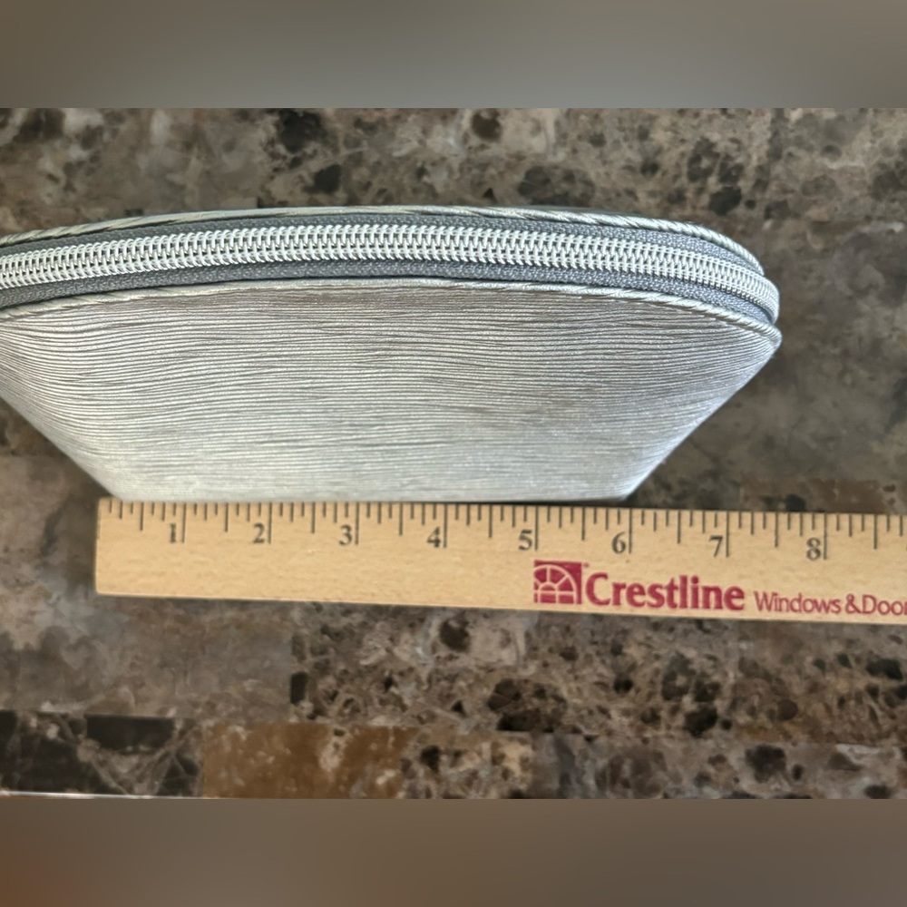 Neostrata Cosmetic Bag Small Silver Zip Closure Beauty Accessories Makeup New - Picture 5 of 6